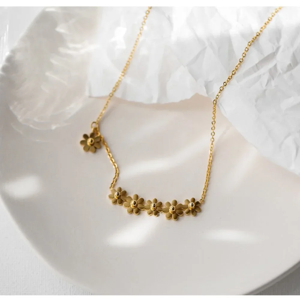 NEW 18K Gold Plated Daisy Flower Bar Necklace - Picture 3 of 6